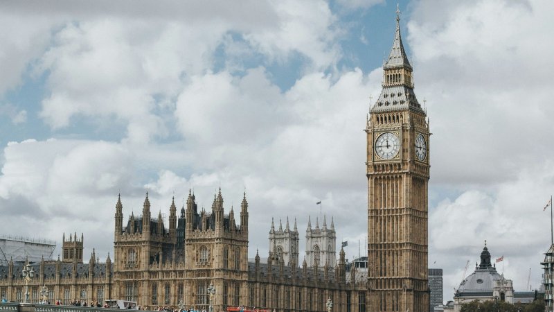 Apply for a UK Sponsorship Licence to hire skilled foreign workers. Learn requirements, documents, and application steps.