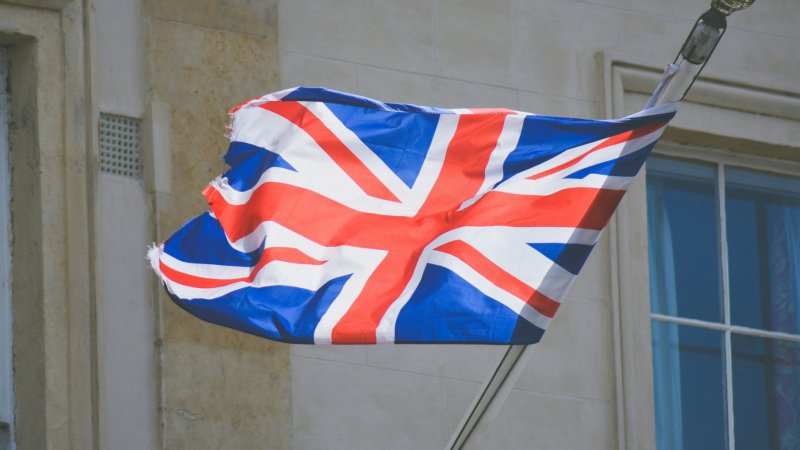 UK to raise immigrant English requirement to A-level (B2) from 2026 for key work visas under new immigration rules.