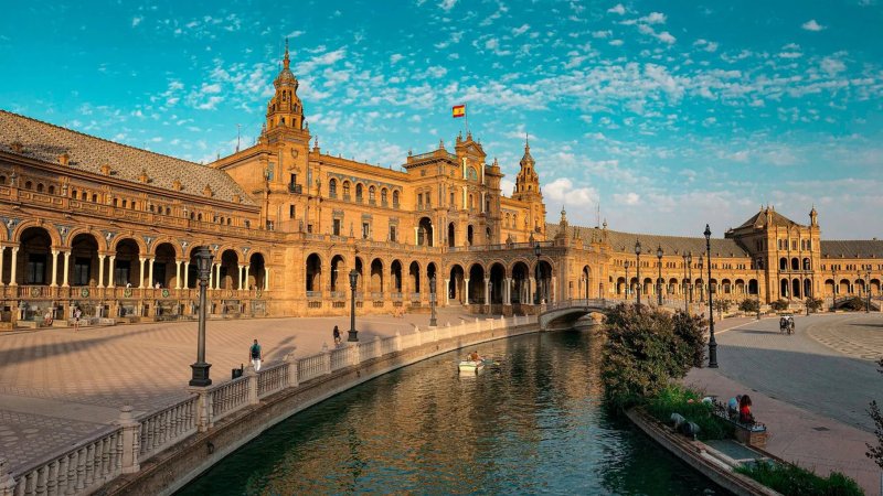 Spain Digital Nomad Visa: Live in Spain while working remotely. Full guide for non-EU freelancers, employees & remote workers.