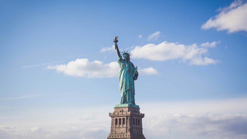 Learn about US visa types: nonimmigrant & immigrant options, from B-1 and F-1 to H-1B and EB-5. Find the right visa for your journey.
