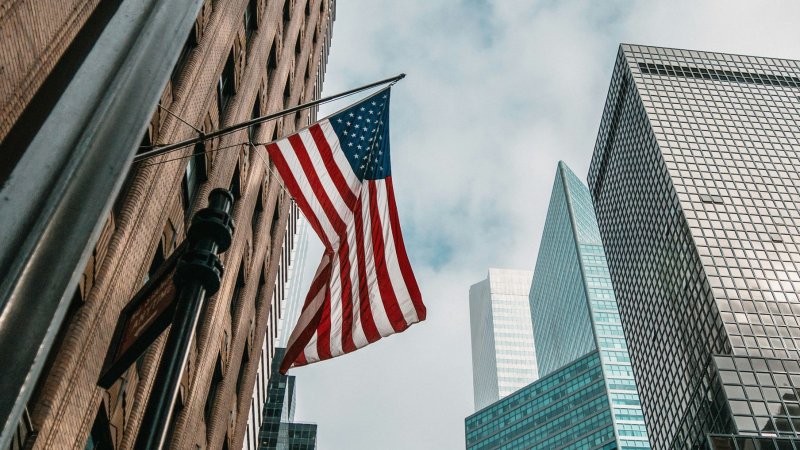 USCIS H-1B proclamation: US H1B visa fees old vs new. $100,000 H-1B visa fee increase reshapes costs for employers and workers